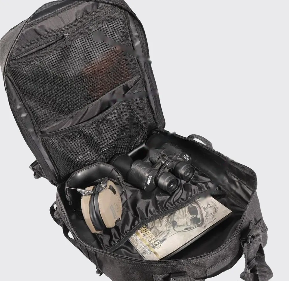 Main compartment 2 with zip pocket and elastic net pockets